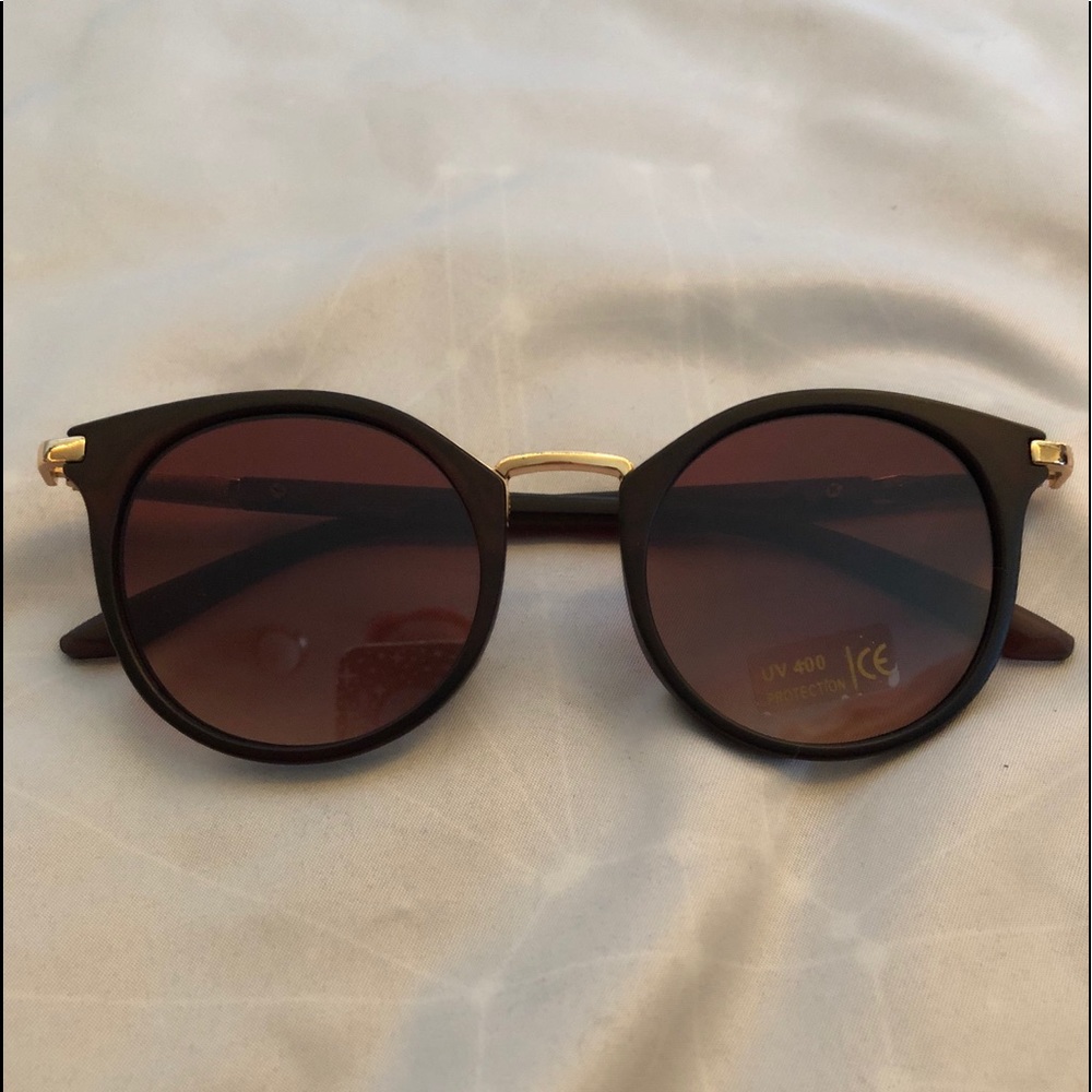 brown and gold women’s sunglasses